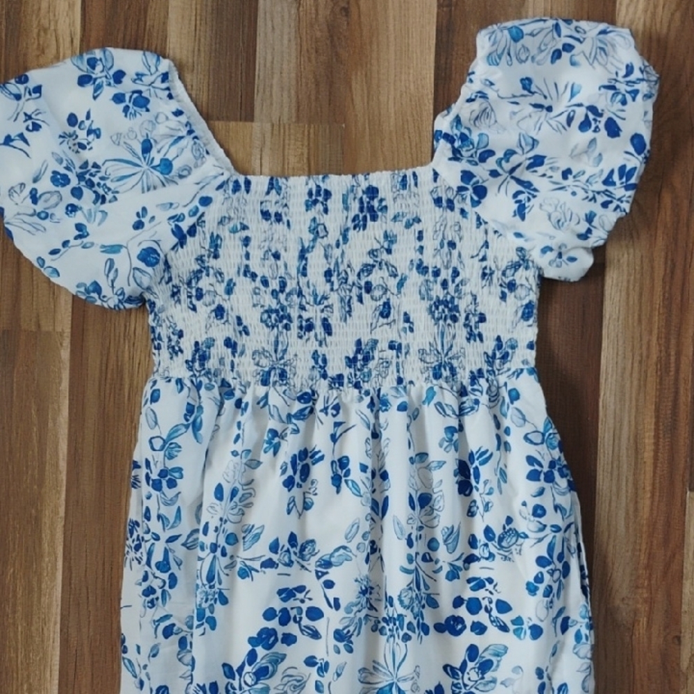 Women's Darling Size Large Blue And White Floral Smocked Sundress Cap Sleeve - Picture 2 of 2